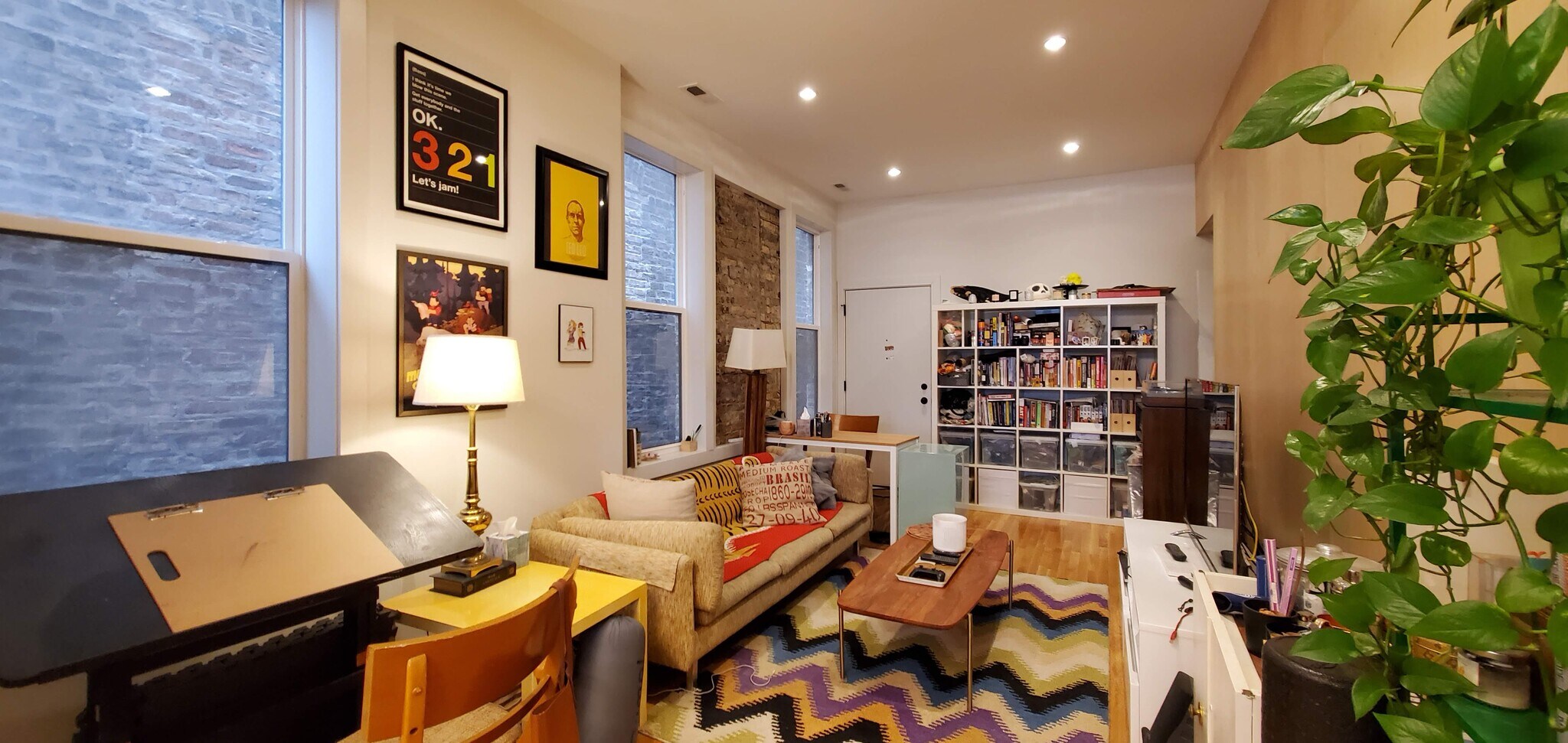 Building Photo - 1135 N Damen Ave