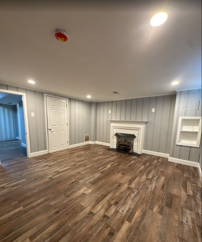 Building Photo - 3 BEDROOM HOME RENOVATED!