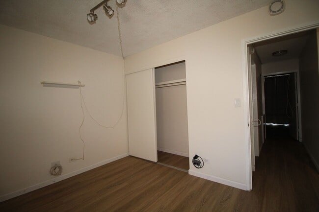 Building Photo - 3 bedroom - 2 bath - with 2 PARKING STALLS!