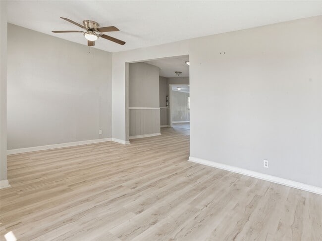 Building Photo - 1114 W 11th St