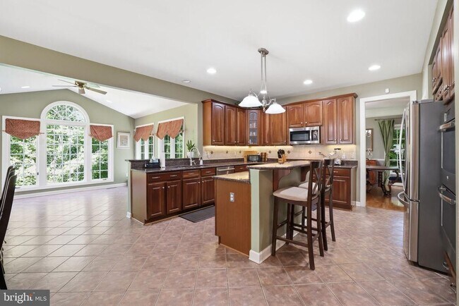Building Photo - 5767 Bush Hill Dr