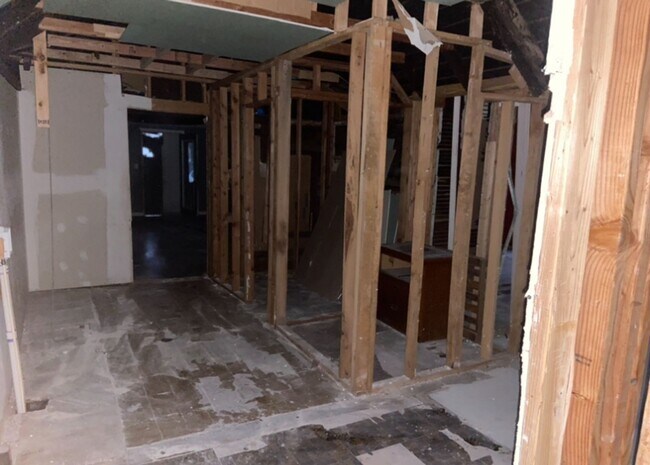 Building Photo - Large Yard & Garage! - $490 Month / $800 Down