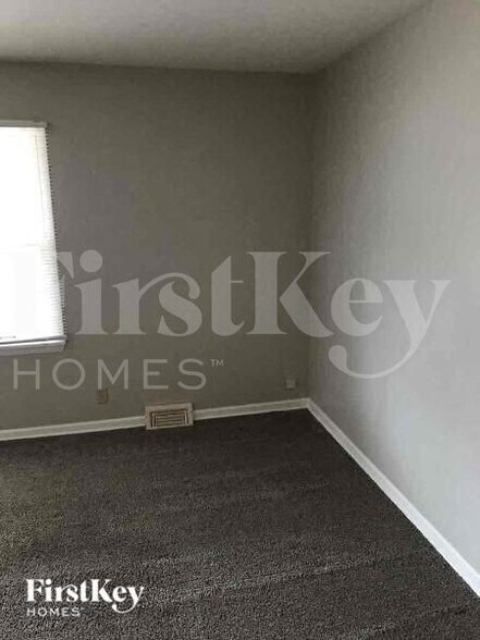 Building Photo - 711 N Evanslawn Ave