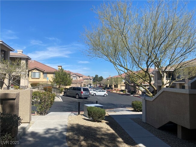 Building Photo - 9901 Trailwood Dr