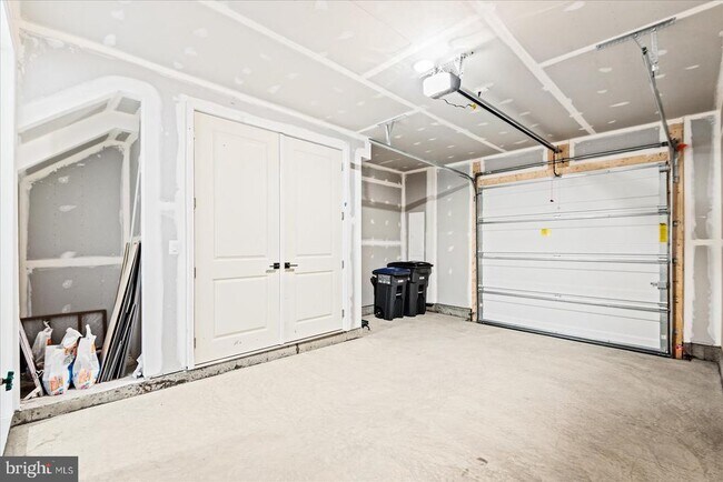 Building Photo - 9407 Pacific Elm St