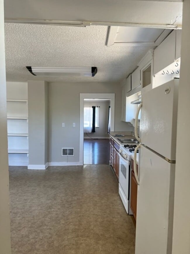 Building Photo - CHARMING OLDER 2 BEDROOM HOME W/ BUILT INS