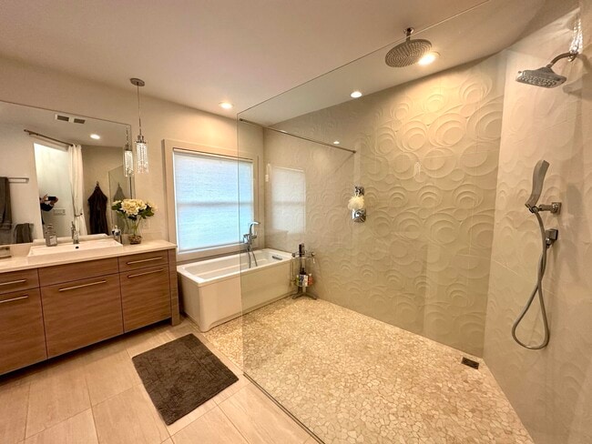 Building Photo - 4515 N Lake Dr