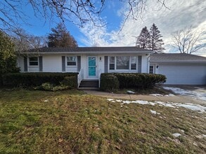 Building Photo - Beautiful 4 bedroom in Forest Hills
