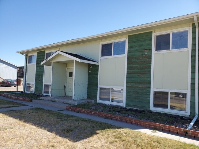 Building Photo - Garden level 2 bed, 1 bath apartment in Ch...