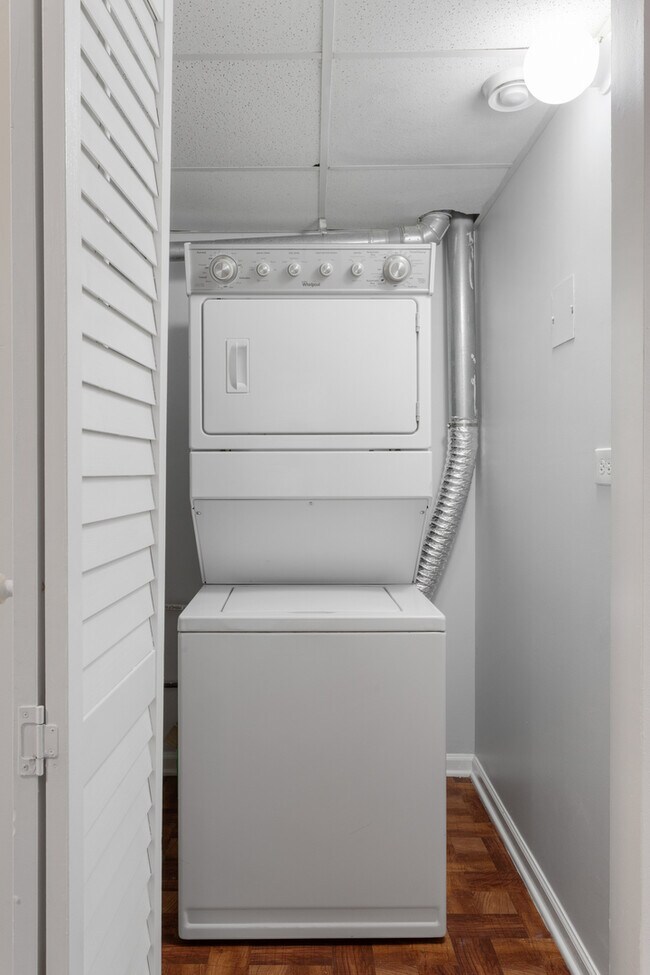 Building Photo - 2451 W Howard St