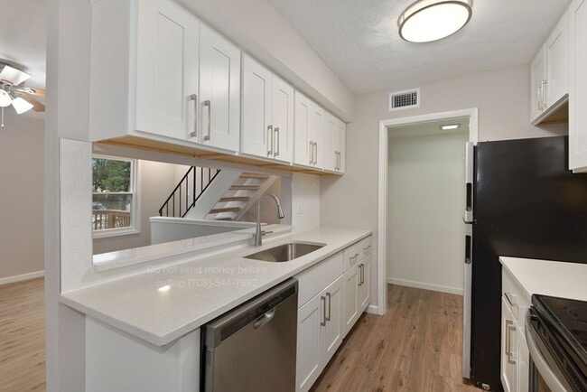 Building Photo - 90 Ridgelawn Rd