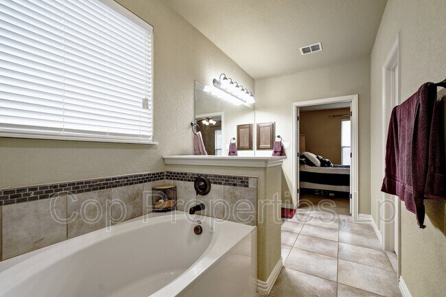 Building Photo - 1435 Sparrow Song