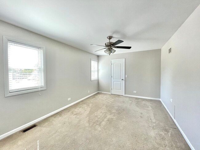 Building Photo - 2250 Lakeside Dr