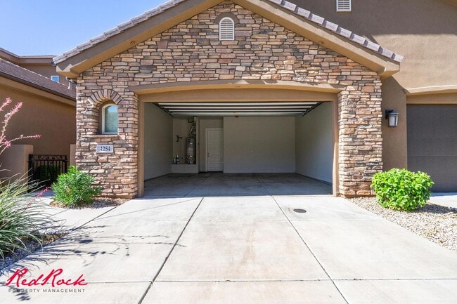 Building Photo - Pet Friendly 4 Bedroom Home! Internet Incl...