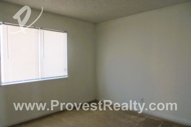 Building Photo - 3 Bed, 2 Bath Silver Lakes Home!!!