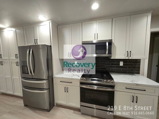 Building Photo - 219 E 8th St