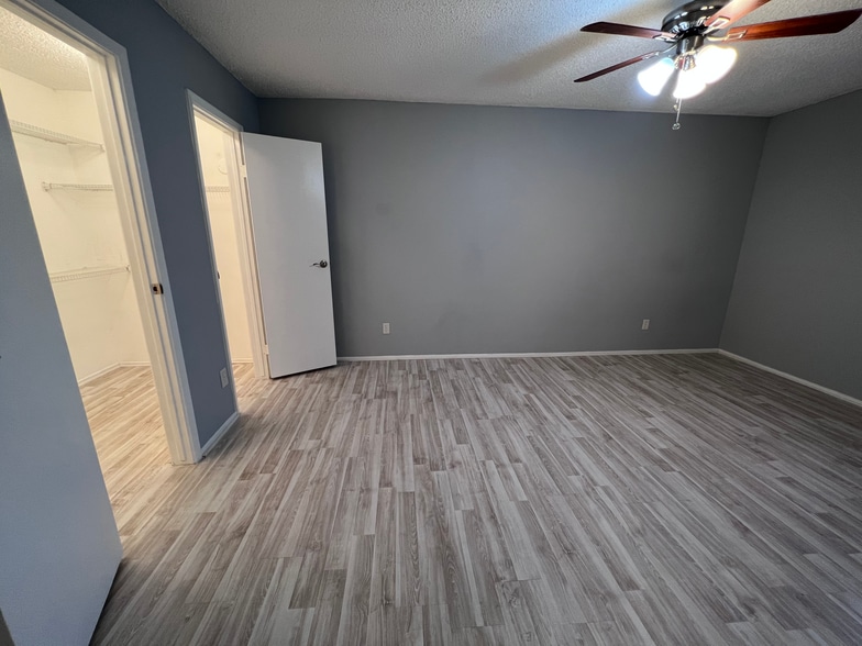 Building Photo - 7076 N Holiday Dr