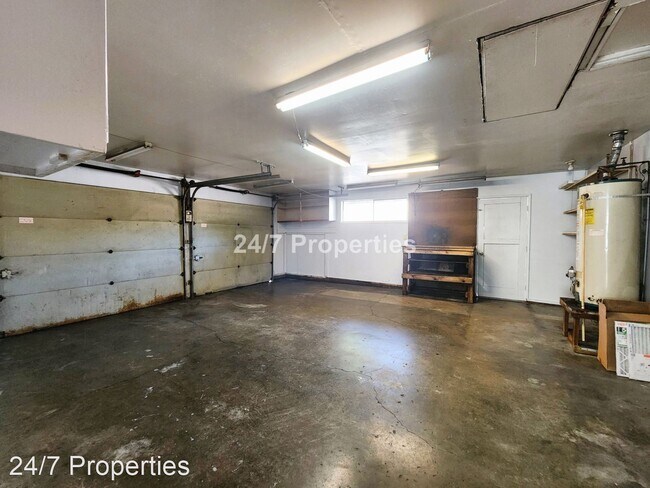 Building Photo - 3 br, 2 bath House - 3029 SE Swain Ave