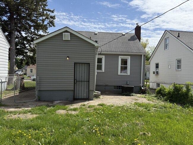 Building Photo - 7267 Prospect Ave