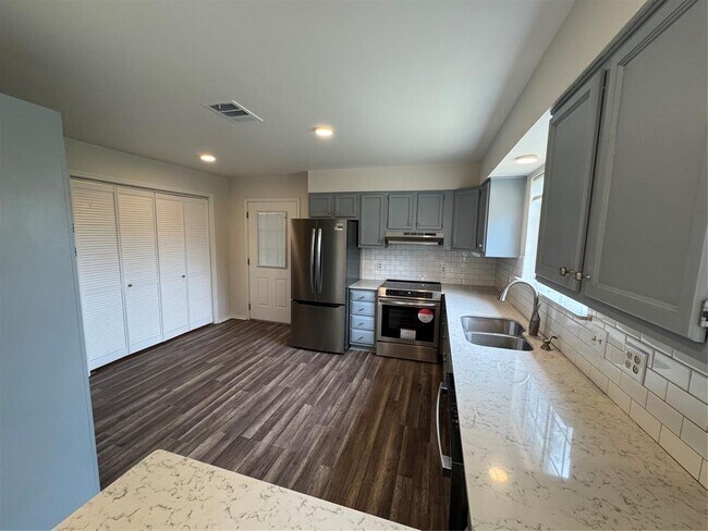 Building Photo - 301 Mesa Dr
