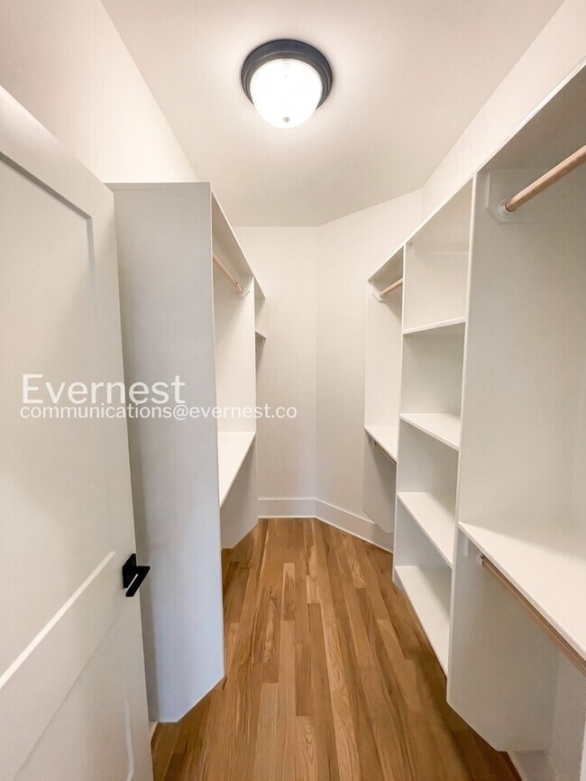 Building Photo - 4 Bed/2.5 Bath Town Home with Garage / Pet-Friendly / Available Now!