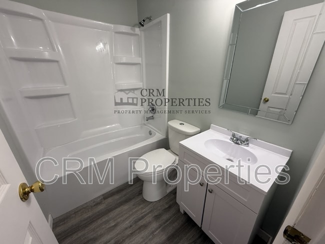 Building Photo - 806 Maumee Dr