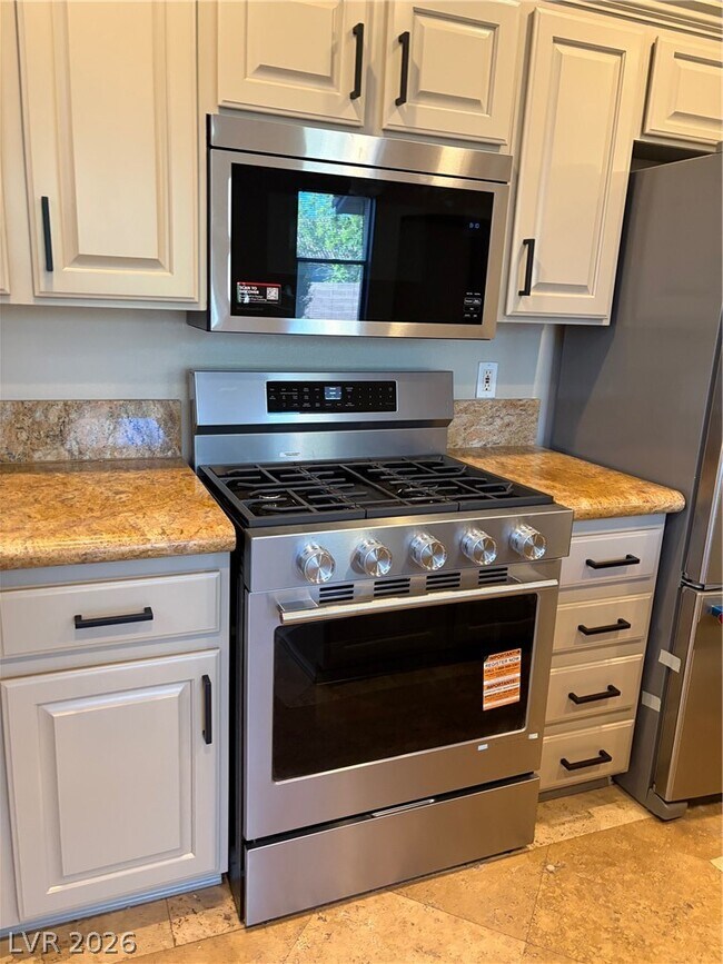 Building Photo - 2406 Paveene Ave