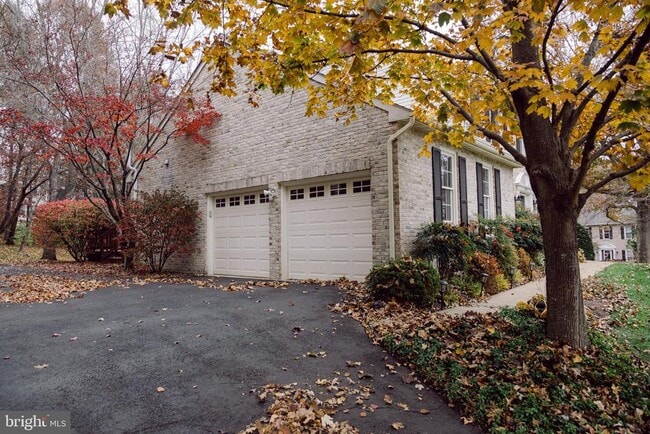 Building Photo - 15292 Surrey House Way