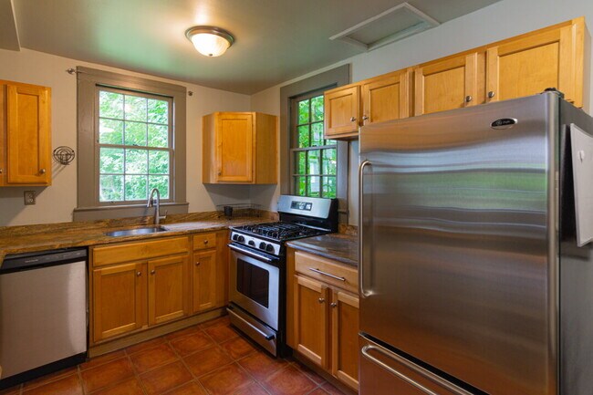 Building Photo - Inviting Stone Home for Rent – Walking Dis...