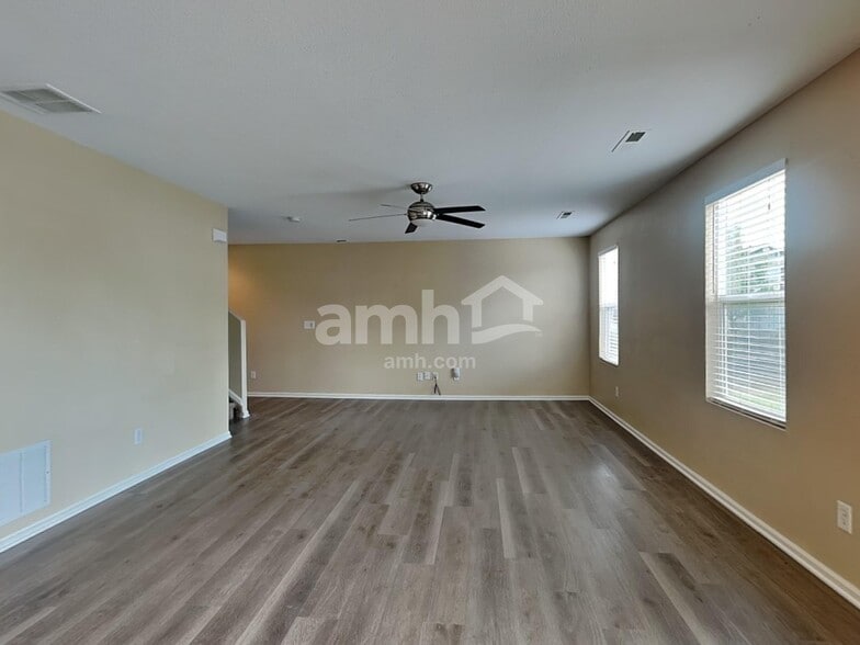 Building Photo - 201 Stagecoach Ln