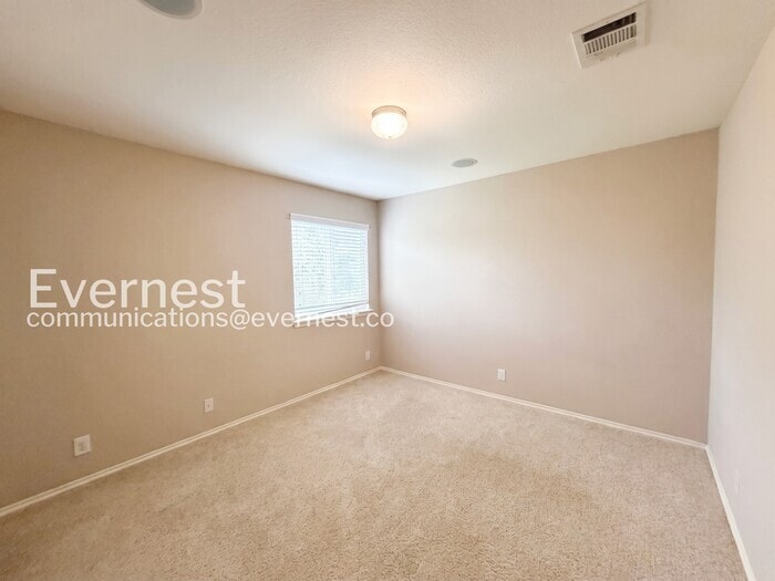 Building Photo - 1620 Willow Vista