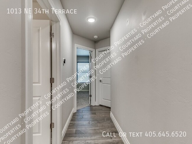Building Photo - 1013 NE 34th Terr