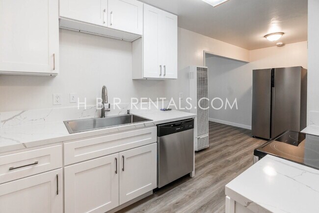 Building Photo - Freshly Renovated Home with Brand-New Flooring and Remodeled Kitchen in Manteca