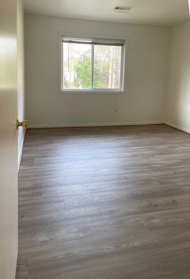 Building Photo - Charming 2 bedroom condo off of Jamestown Road! AVAILABLE July 2026!