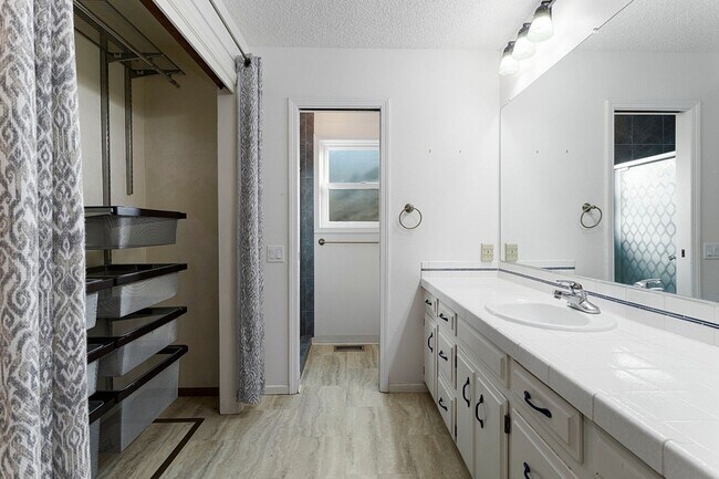 Building Photo - Spacious Home ! Huge living room, 2nd family room, kitchen nook and extra room off kitchen. Large...