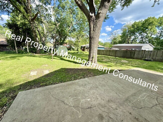 Building Photo - 2 Bedroom Classic Ranch