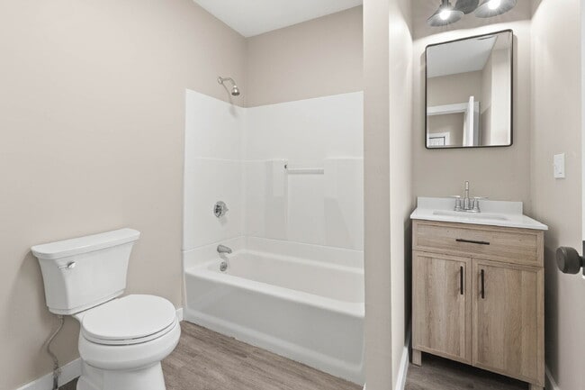 Building Photo - Tour 6/4/25 4-5pm Beautiful 1 Bedroom Apar...