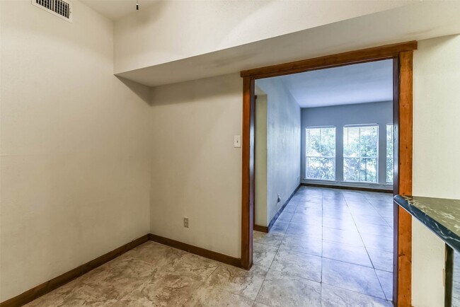 Building Photo - 2100 Tanglewilde St