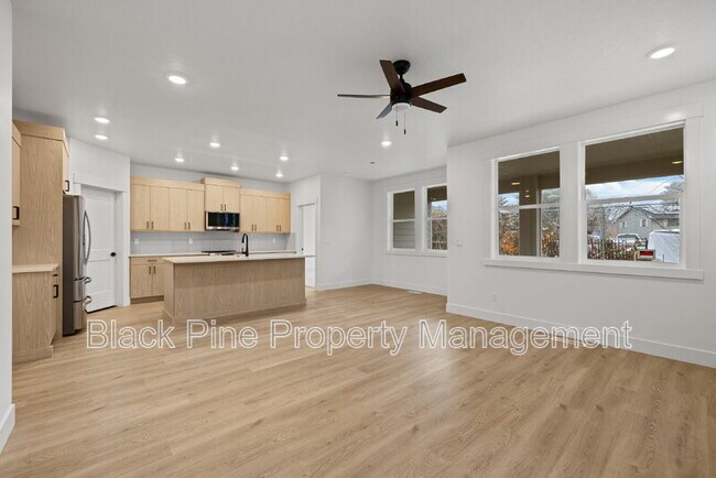 Building Photo - 4642 N Maple Grove Rd
