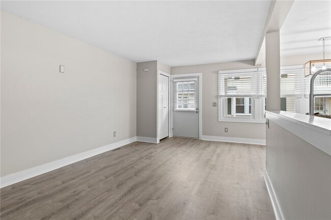 Building Photo - 34 Arrowhead Way S