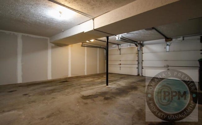 Building Photo - Discover this 3- Bd, 2.5-Ba Omaha, NE,