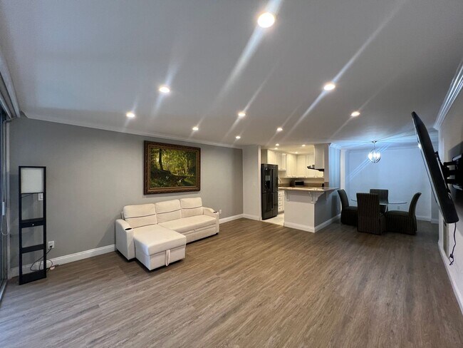 Building Photo - 6526 Ocean Crest Dr