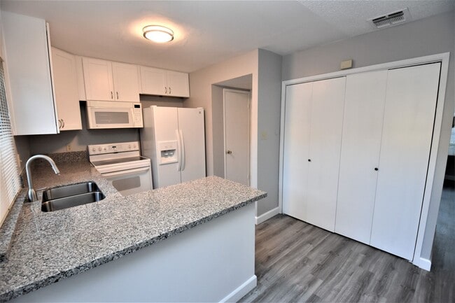 Building Photo - 8744 Woodman Way