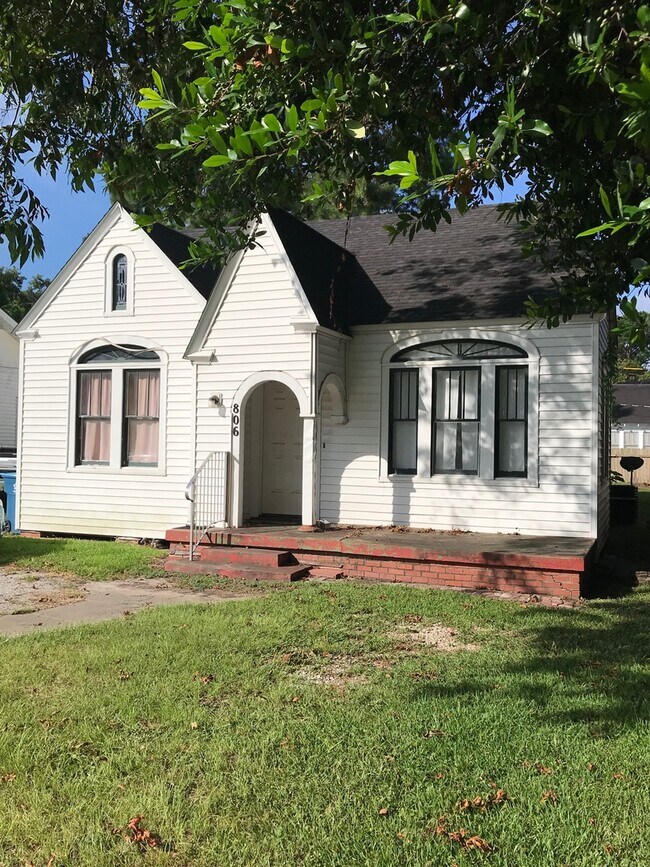 Building Photo - 806 E University Ave