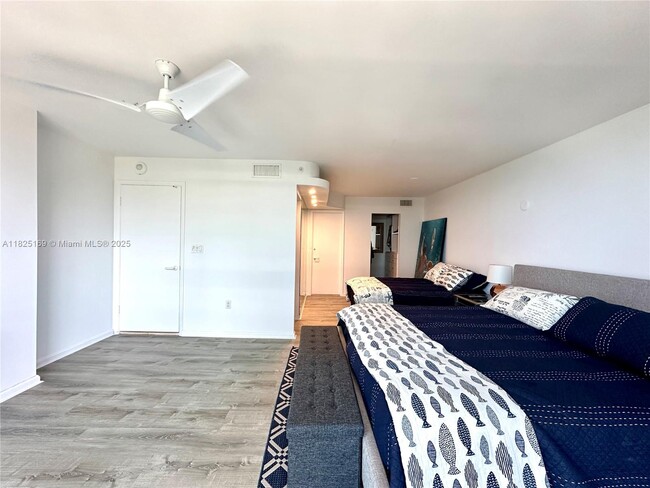 Building Photo - 15645 Collins Ave
