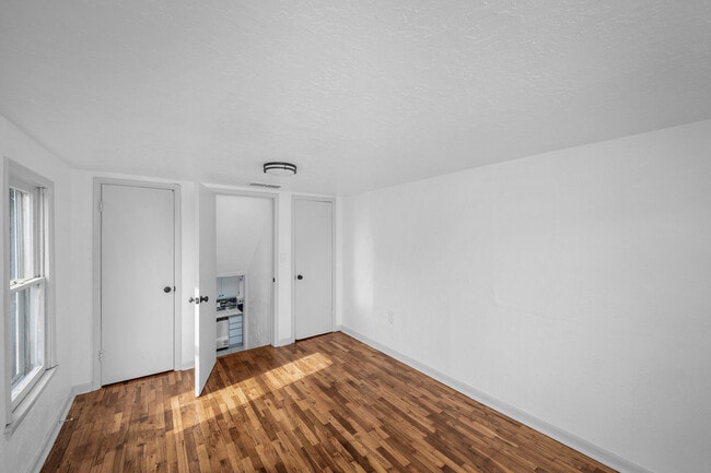 Building Photo - 1925 NW Oak Ave