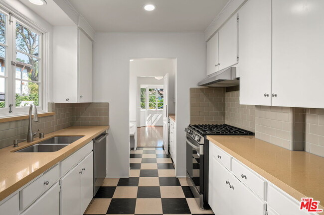 Building Photo - 630 23rd St