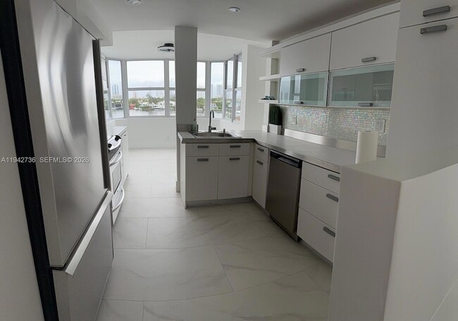 Building Photo - 16570 NE 26th Ave