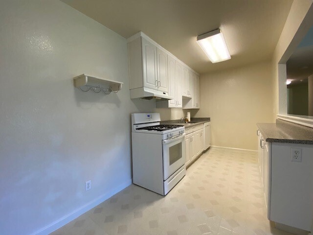 Building Photo - Great 3 bedroom 1 bathroom Duplex in Sacra...