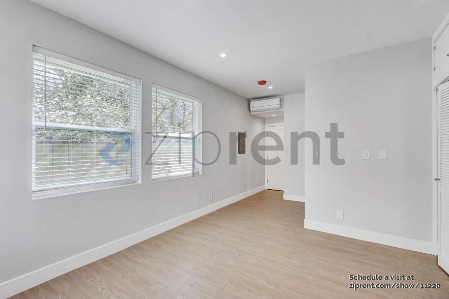 Building Photo - Unit A